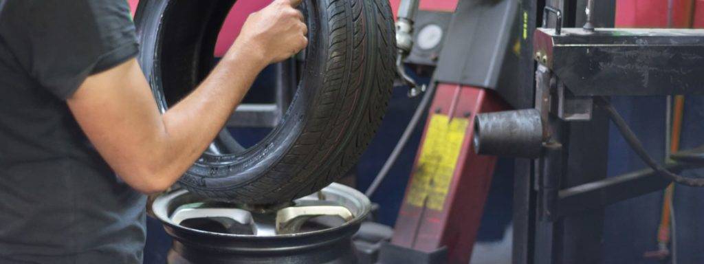 Tyre fitter using a tyre changer
