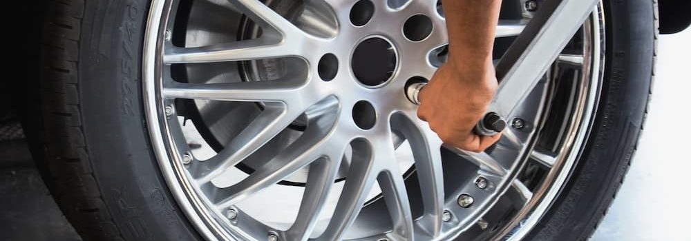 fitting a tyre alloy